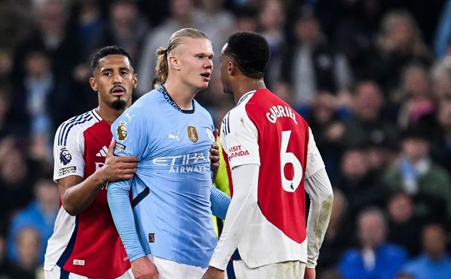 Erling Haaland ném bóng vào đầu Gabriel sau bàn thắng phút chót