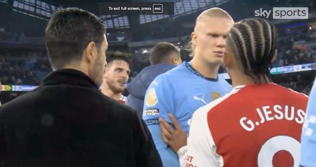 VIDEO: Haaland nóng nảy khiêu khích HLV Arteta và các cầu thủ Arsenal