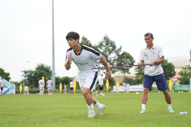 Buổi tập luyện đầu tiên của Công Phượng tại CLB Bình Phước