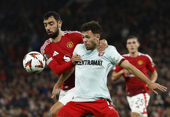 Bruno Fernandes chơi không nổi bật trước Twente. Bruno Fernandes choi khong noi bat truoc Twente.