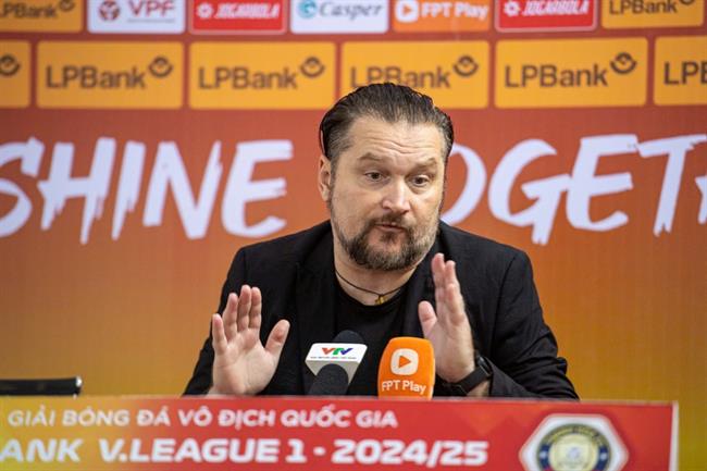 HLV Popov lại chỉ trích trọng tài sau trận hòa Hà Tĩnh