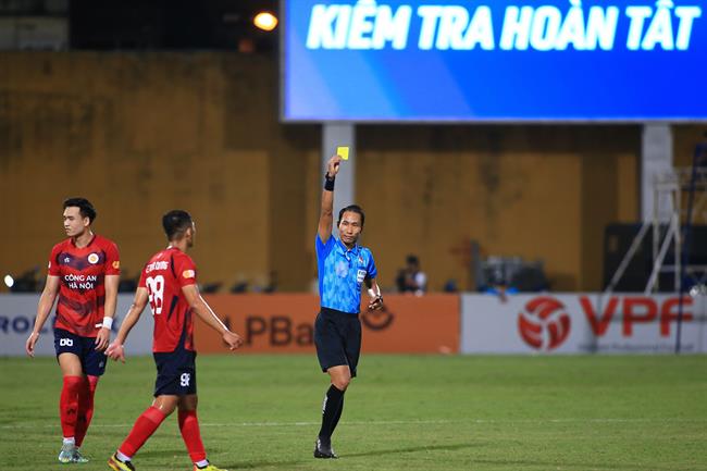 HLV Polking thừa nhận rút hậu vệ tuyển Việt Nam vì sợ ăn thẻ đỏ