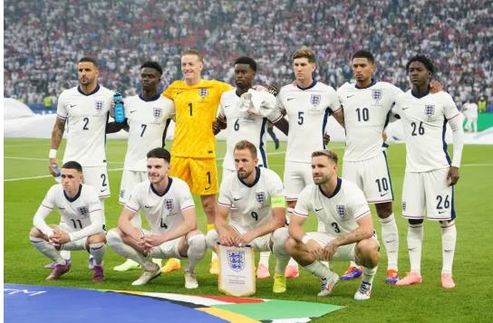 Rooney đánh giá cao đội hình tuyển Anh hiện tại. Rooney danh gia cao doi hinh tuyen Anh hien tai.