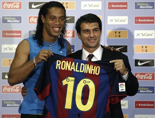 MU thất bại trước Barca trong việc ký hợp đồng với Ronaldinho. MU that bai truoc Barca trong viec ky hop dong voi Ronaldinho.