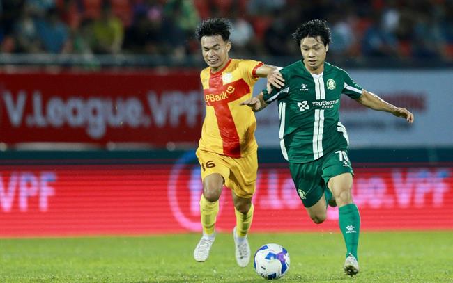 HLV Anh Đức lý giải việc thay thế Công Phượng ở đầu hiệp 2