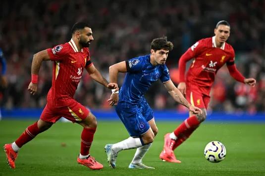 Pedro Neto ở trận đấu với Liverpool. Pedro Neto o tran dau voi Liverpool.