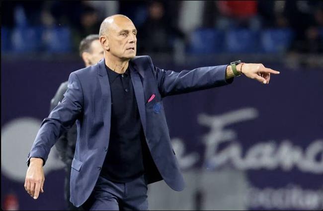 Michel Der Zakarian không còn là huấn luyện viên của MHSC Michel Der Zakarian khong con la huan luyen vien cua MHSC