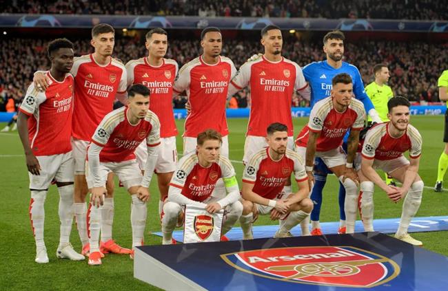 VIDEO: Ngôi sao cao 1m92 của Arsenal cảm thấy nhỏ bé tại Emirates