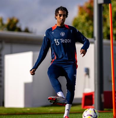 Trung vệ Leny Yoro của MU trở lại tập luyện trên sân cỏ 1