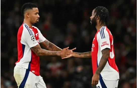 Gabriel Jesus được thay thế bởi Raheem Sterling. Gabriel Jesus duoc thay the boi Raheem Sterling.