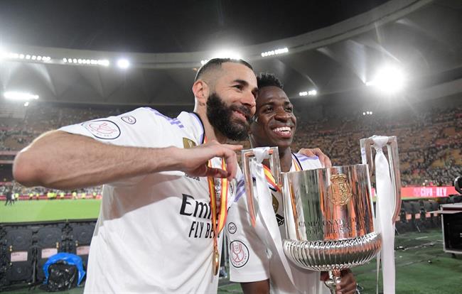 Karim Benzema an ủi Vinicius sau khi lỡ danh hiệu QBV 2024 1
