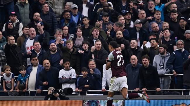 Morgan Rogers mở tỷ số cho Aston Villa trước Tottenham. Morgan Rogers mo ty so cho Aston Villa truoc Tottenham.