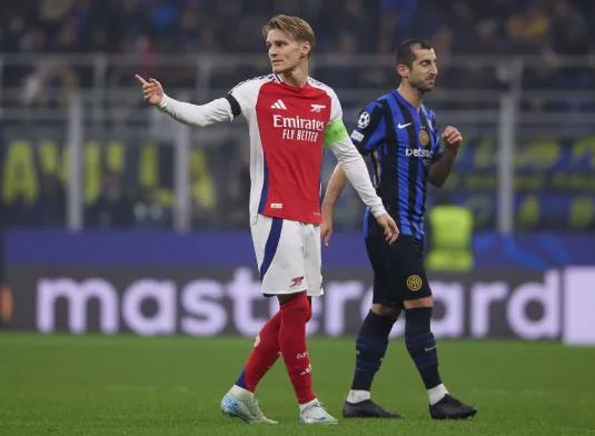 Martin Odegaard duoc so sanh voi Dennis Bergkamp truoc tran dau voi Chelsea
