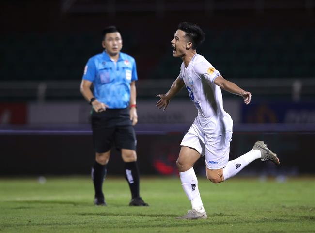 Sao trẻ Nam Định 4 phút ghi 2 bàn trong trận đấu TP.HCM