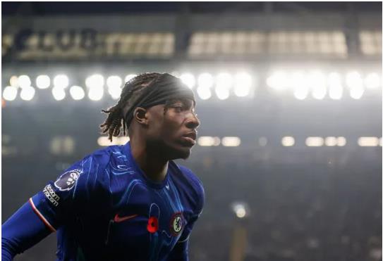 Noni Madueke lao xuống đường hầm sau khi bị thay ra. Noni Madueke lao xuong duong ham sau khi bi thay ra.