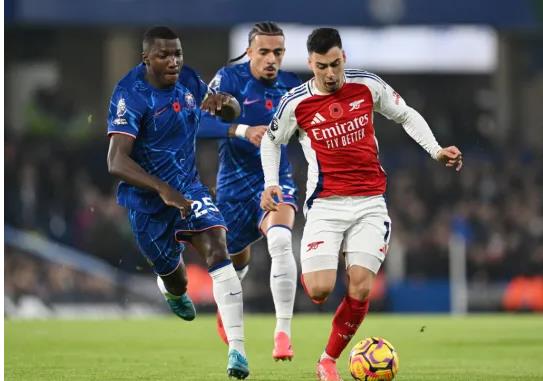 Frank Lampard đưa Moises Caicedo lên mây. Frank Lampard dua Moises Caicedo len may.