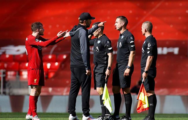 Howard Webb lên tiếng về video gây tranh cãi của David Coote 1