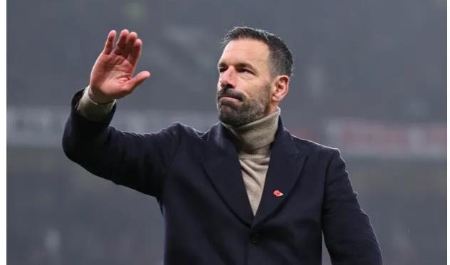 Ruud van Nistelrooy co the dan dat Burnley sau khi roi MU.