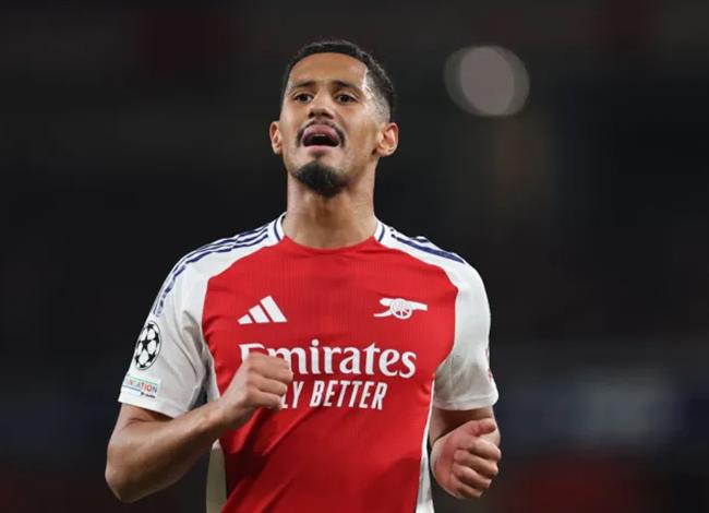 William Saliba dang choi tot trong mau ao Arsenal.