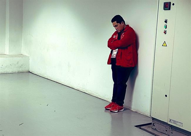 Sếp lớn Indonesia đứng bần thần trong đường hầm sau trận thua Nhật Bản