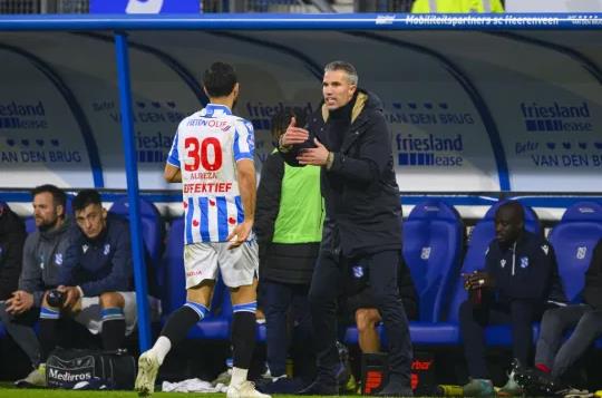 Robin van Persie hien dang dan dat cau lac bo Heerenveen cua Ha Lan 