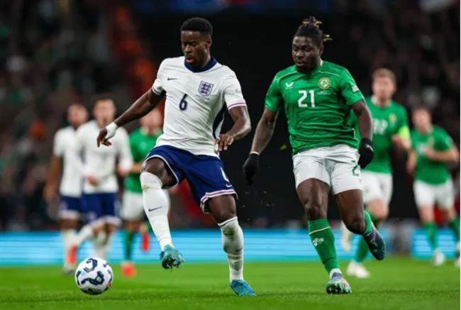 HLV Lee Carsley khen ngoi Marc Guehi.