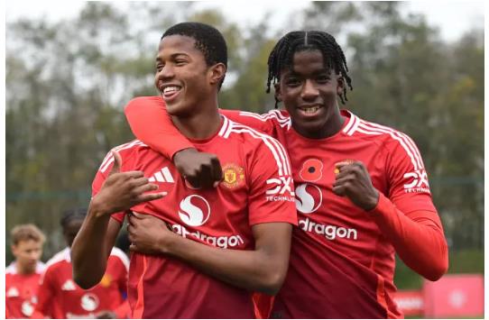 Godwill Kukonki (bên phải) được đánh giá có tiềm năng lớn. Godwill Kukonki (ben phai) duoc danh gia co tiem nang lon.