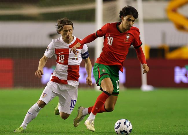 Joao Felix: Vẫy vùng giữa vũng lầy