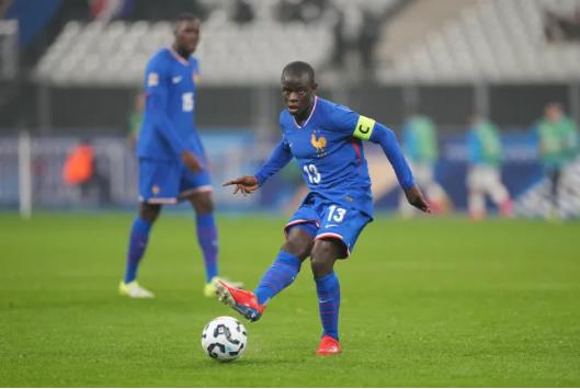 Arsenal duoc khuyen nen chieu mo Kante.