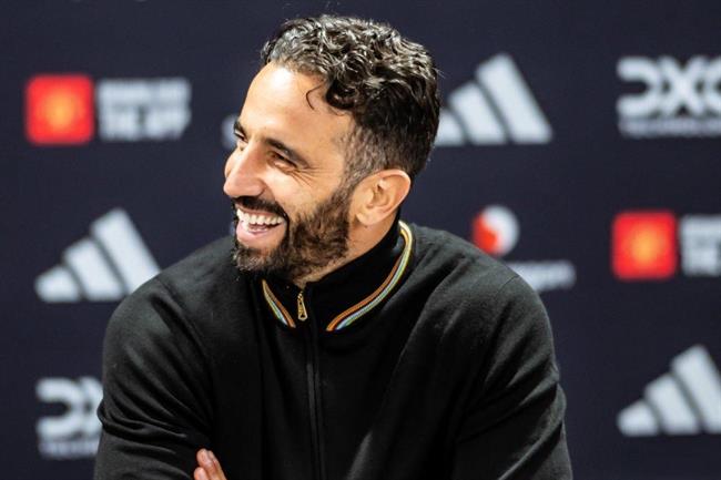 Amorim phản ứng hài hước với nhận xét của HLV Nottingham