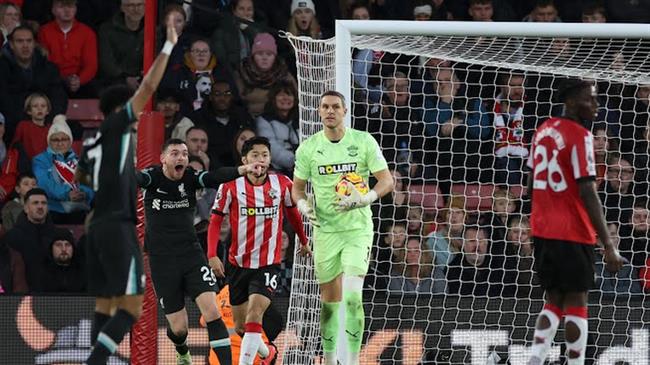 Southampton để thua 2-3 trên sân nhà trước Liverpool. Southampton de thua 2-3 tren san nha truoc Liverpool.