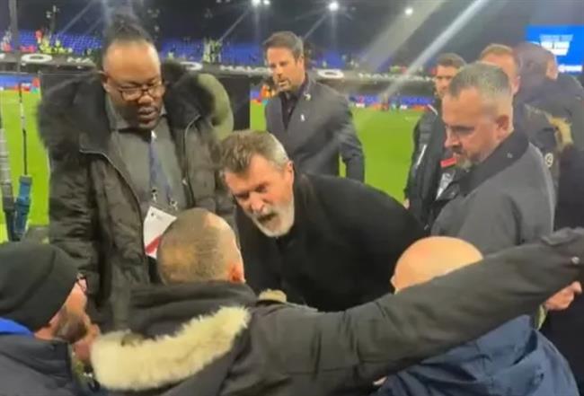 Roy Keane đụng độ với NHM của Ipswich Town. Roy Keane dung do voi NHM cua Ipswich Town.