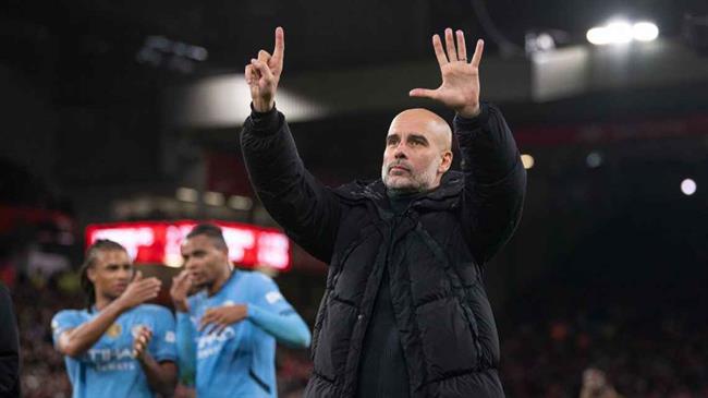 VIDEO: Pep Guardiola học Mourinho, giở chiêu đếm cúp với fan Liverpool