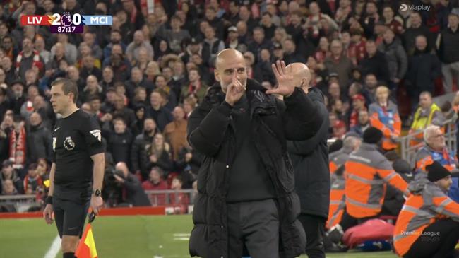 VIDEO: Pep Guardiola lên tiếng về hành động "đếm cúp" ở Anfield