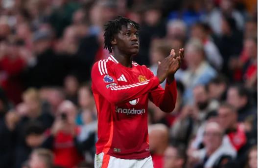 Kobbie Mainoo dang choi tot trong mau ao MU