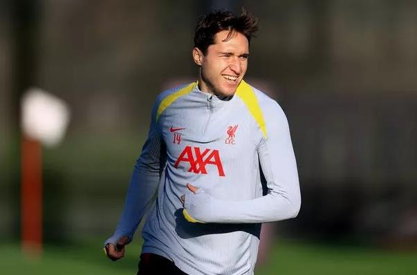 Federico Chiesa se vang mat trong tran dau Champions League cua Liverpool voi Bologna.