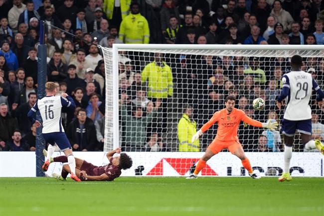 HLV Ange Postecoglou lên tiếng sau pha lập công đầu tiên của Timo Werner