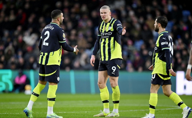 Man City để Crystal Palace cầm hòa 2-2.