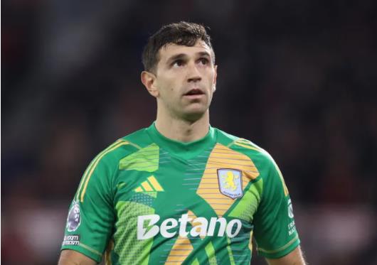 Emiliano Martinez đang chơi tốt trong màu áo Aston Villa. Emiliano Martinez dang choi tot trong mau ao Aston Villa.