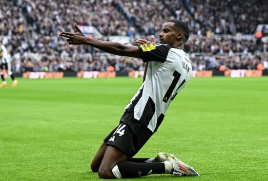  Harry Redknapp cho rang Alexander Isak la tien dao gioi hon Erling Haaland o thoi diem hien tai. 