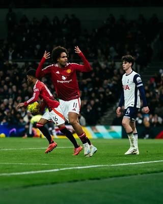 Joshua Zirkzee tự hào về một điều sau trận thua của MU 1