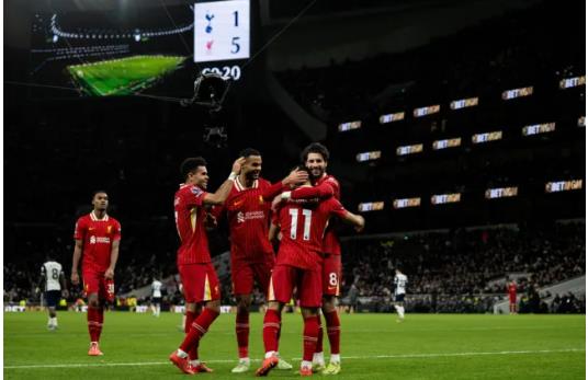 Liverpool dang dan dau o Ngoai hang Anh mua nay.