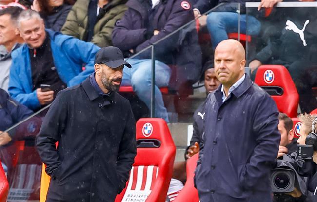 Arne Slot muốn có chiến thắng đầu tiên trước Ruud Van Nistelrooy 1