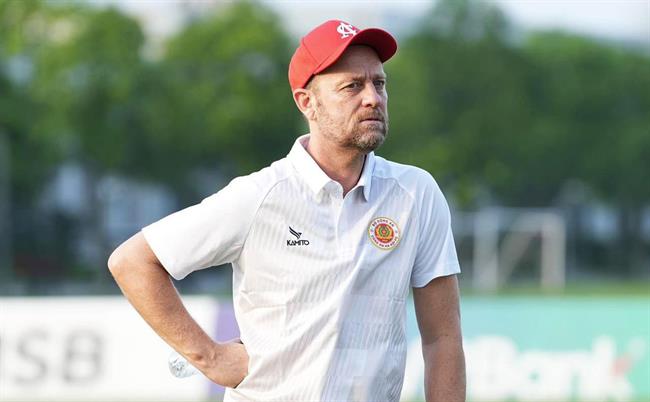 HLV Polking khoe trình đá bóng, thích thú khi thi đấu cùng Thành Lương