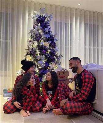 Mohamed Salah bị chỉ trích vì chụp ảnh bên cây thông Giáng sinh 1