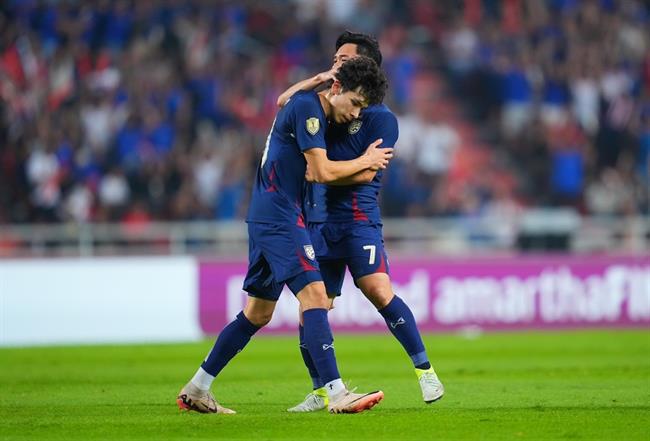 Thái Lan trao ngọc quý cho HLV Kim Sang Sik trước thềm đấu Man United