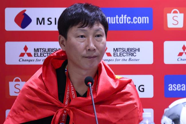 HLV Kim Sang Sik áy náy khi ít dùng tiền đạo Tuấn Hải
