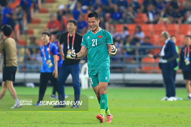 Thủ môn Đình Triệu báo tin mừng cho HLV Kim Sang Sik 1