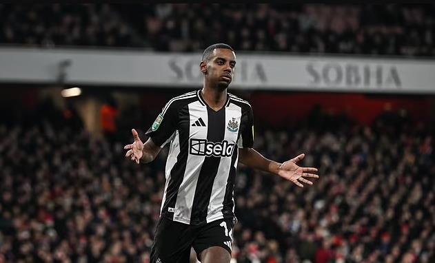 Alexander Isak vua ghi ban truoc Arsenal.