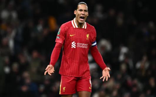 Virgil van Dijk o tran dau voi Tottenham.